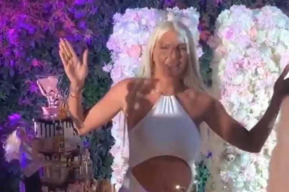 POLICIJA ULETELA U VILU JELENE KARLEUŠE! Komšije prijavile HAOS, evo šta se stvarno izdešavalo!