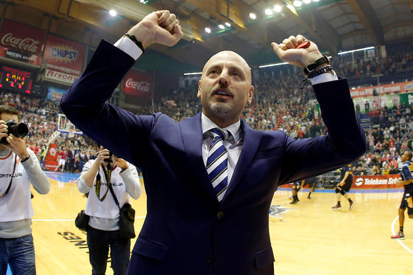 A TAKO SAM ŽELEO SAMO JEDAN SEKUND OVE ATMOSFERE DA DOŽIVIM! Saša se oprostio od Zvezde dirljivim tvitom (VIDEO)