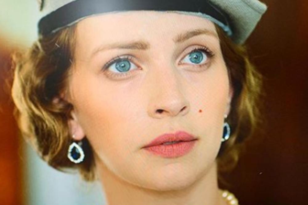 ĆERKA NAŠE POZNATE VODITELJKE SE PROSLAVILA I POSTALA GLUMICA! Zbog tetovaže koja je izvirila NAVUKLA BES javnosti