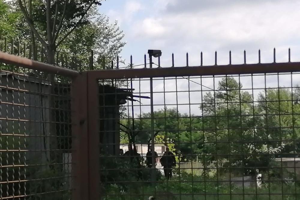 KAMERE IH SNIMILE KAKO BACAJU LEŠ MUŠKARCA IZBODENOG OŠTRIM PREDMETOM NA NBG! Libijac i Alžirac uhapšeni odmah