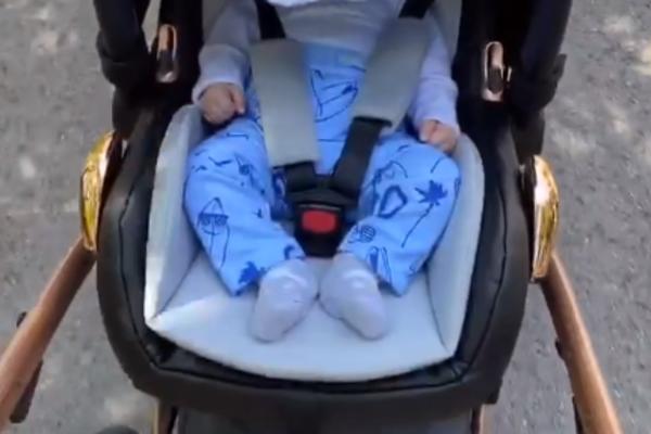 VELJKO JE NAJBOLJI OTAC NA SVETU, KAKAV PRIZOR! Mame ni na vidiku, tata gura kolica, a mali Željko ne pušta dudu