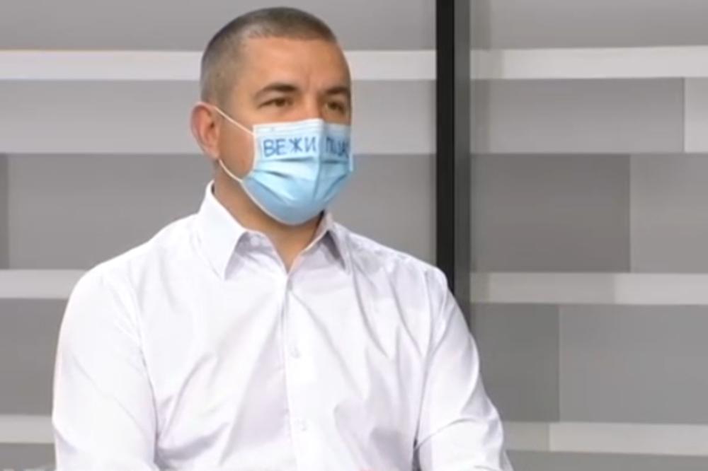 SVI SU JUTROS GLEDALI OVOG ČOVEKA I PORUKU KOJU JE NAPISAO NA MASKI: Cela Srbija je ovo pročitala!