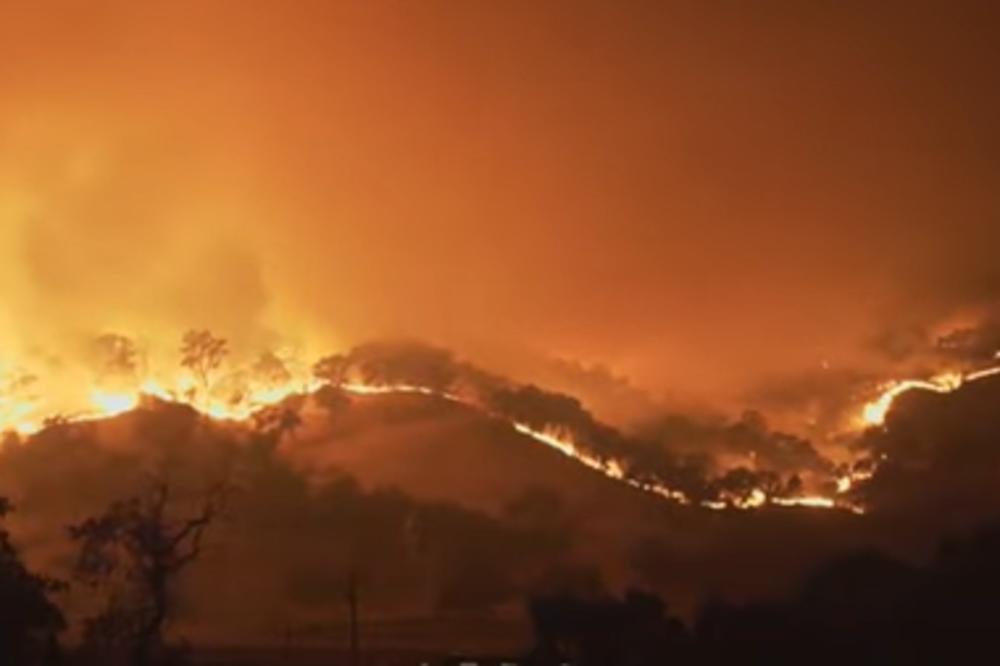 GRČKA U PLAMENU! Požar na Peloponezu: Avioni i helikopteri pomažu vatrogascima u gašenju stihije!