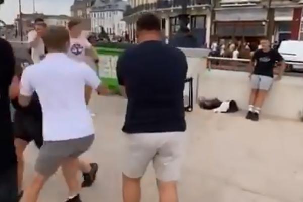 GRUPA MLADIĆA JE PRIŠLA DEVOJČICI NA ULICI: Posle onoga što se desilo - to im više neće pasti na pamet!