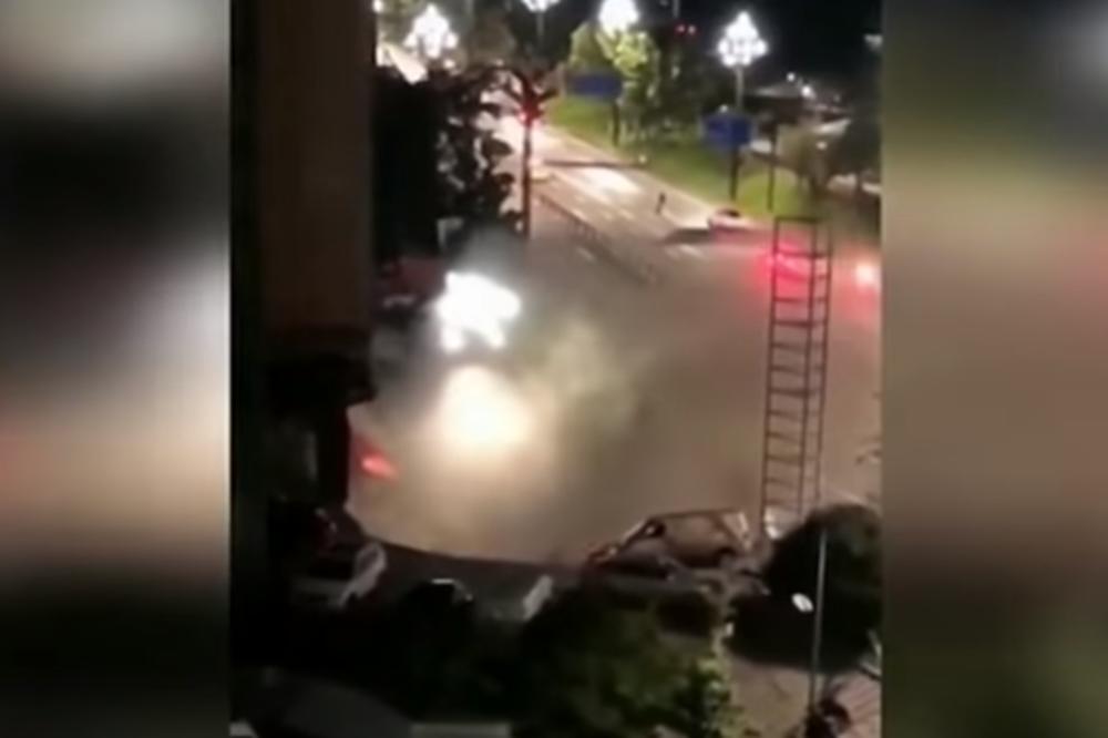 SIMAK GLEDAJTE NA SVOJU ODGOVORNOST! Ogromna rupa na putu guta 21 automobil, ljudi vrište i jure da izvuku glavu