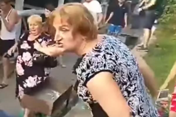 PRIJE SE POČERUPALE, IZBILA TUČA NA SVADBI, PA KRENULO BATINJANJE MEĐU GOSTIMA! Gledajte samo ovaj haos! (VIDEO)