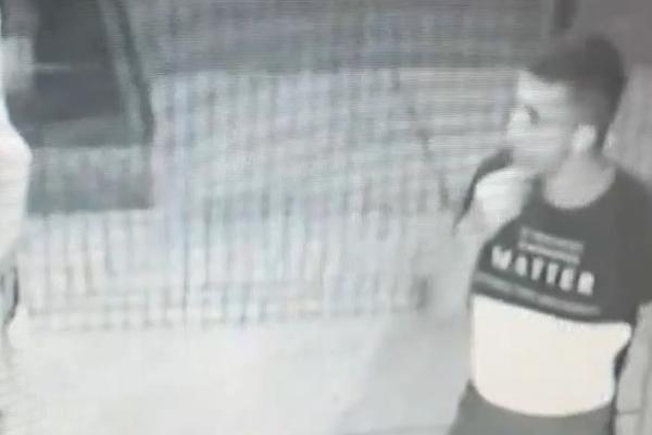 Češkao se po bradi, pa se dao u AKCIJU: Svi u ŠOKU zbog onog što je mladić uradio pred butikom (VIDEO)