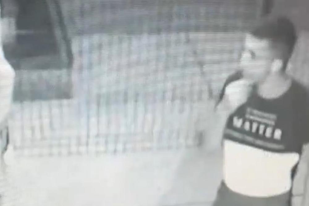 Češkao se po bradi, pa se dao u AKCIJU: Svi u ŠOKU zbog onog što je mladić uradio pred butikom (VIDEO)