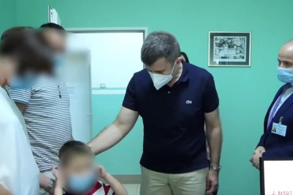 DEČAK JE PROVEO SAM U KUĆI SA MAČKOM 4 DANA JER SU MU RODITELJI UMRLI U BUNARU! Sada je dobio NOVU PORODICU