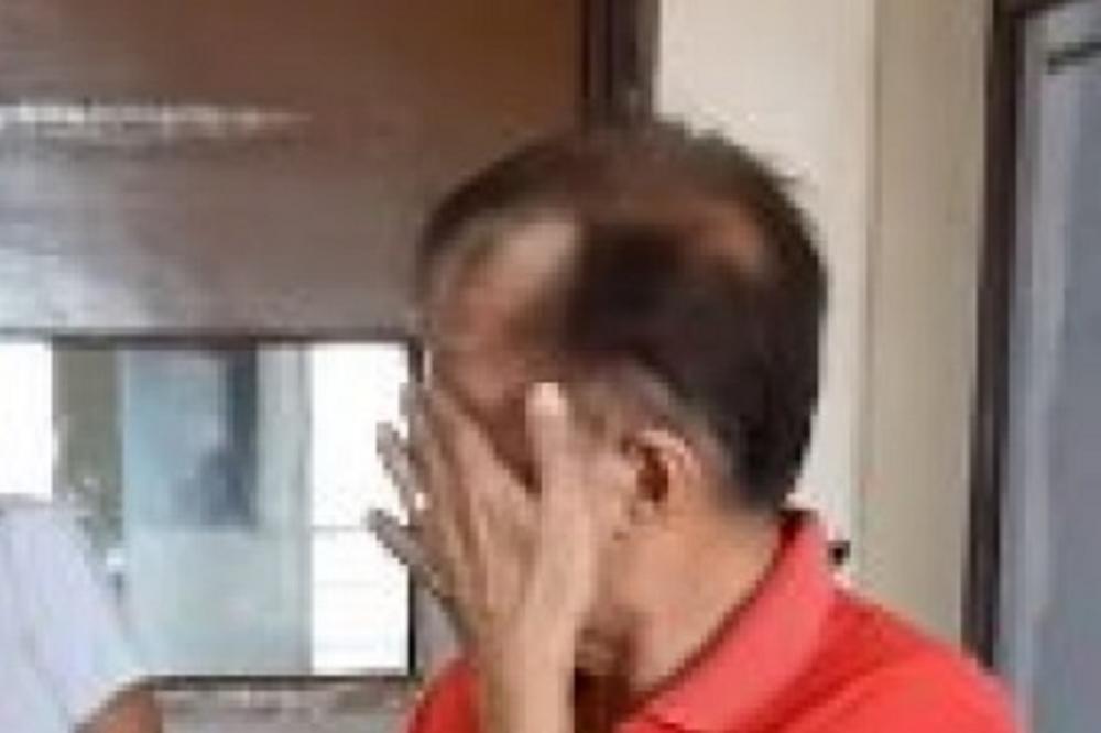 ĐACI RASPLAKALI NASTAVNIKA: Kad je otvorio kutiju nije znao šta ga je snašlo!