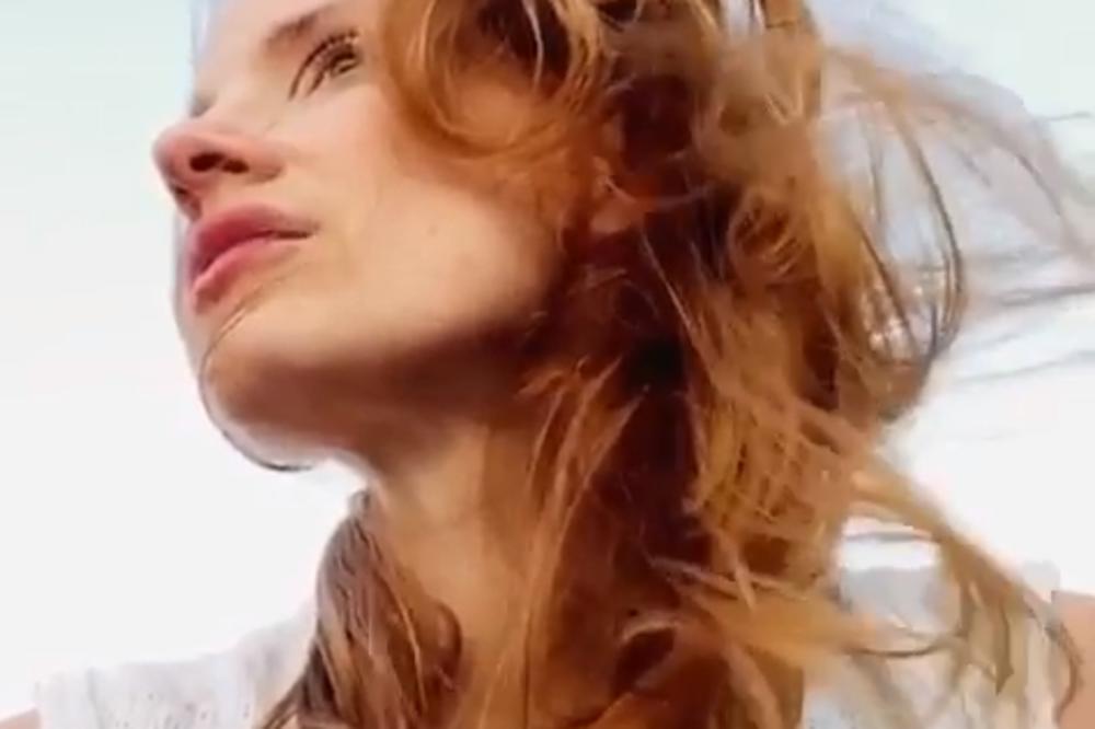 ISPLIVALA UZNEMIRUJUĆA FOTKA LEPE GLUMICE, SVUDA LIPTI KRV! Lice joj unakazili, a kosu ošišali