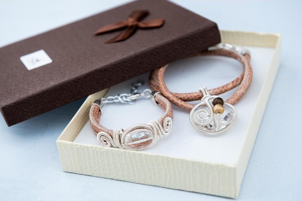 NAKIT OD PRAVE KOŽE I FINIH KAMENČIĆA TREBA DA KRASI SVAKU DAMU: Sofisticirani stil na korak je od vas!