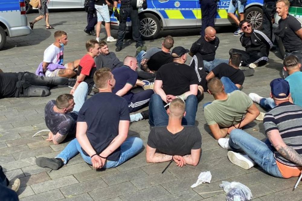 TUČA NAVIJAČA U CENTRU GRADA: Policija uhapsila 40 huligana i potrpala ih u marice!