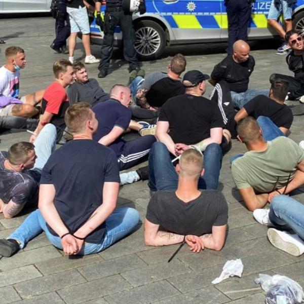 TUČA NAVIJAČA U CENTRU GRADA: Policija uhapsila 40 huligana i potrpala ih u marice!