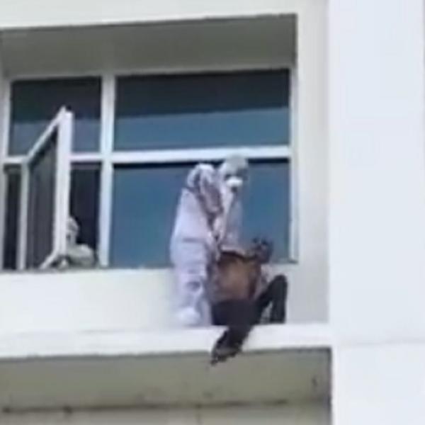 SNIMAK KOJI OSTAVLJA BEZ DAHA: Zaraženi koronom hteo da se baci sa zgrade, a onda se pojavio lekar hitne pomoći!