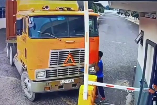 OVAJ LIK JE SUPERHEROJ! Golim rukama je ZAUSTAVIO KAMION, a onda se desilo nešto UŽASNO! (VIDEO)