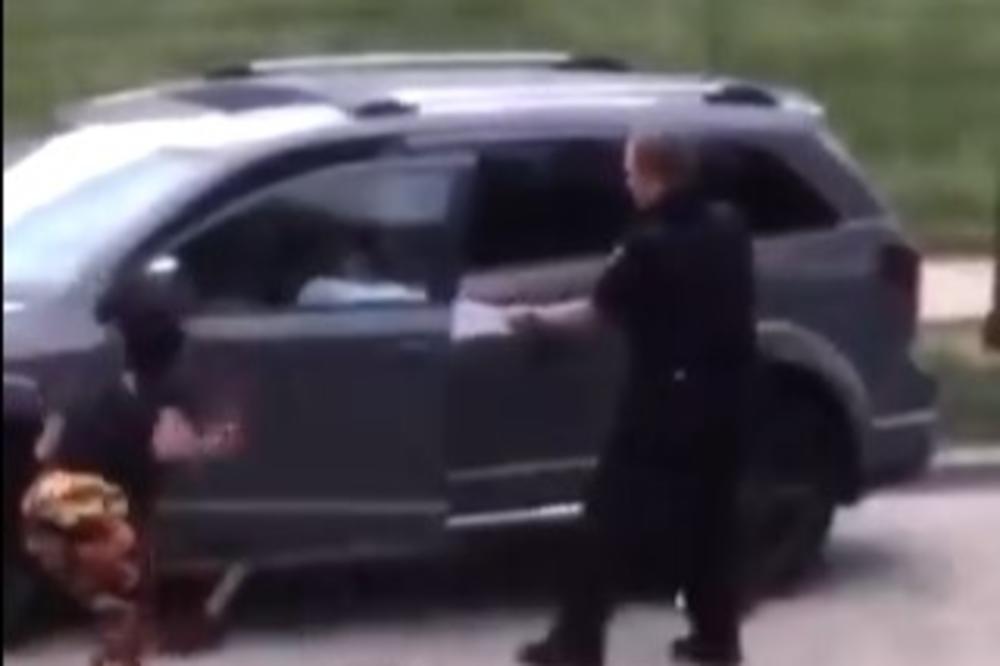 POLICAJAC HVATA ČOVEKA I ISPALJUJE U NJEGA 5 HITACA! Jeziv SNIMAK iz Amerike se ŠIRI društvenim mrežama! (VIDEO)