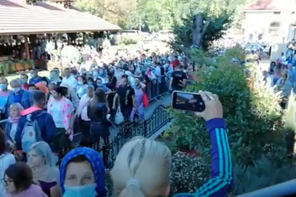 HAOS ISPRED MANASTIRA TUMANE: Ljudi načičkani i bez maski, MA KAKVA KORONA, KAKVI BAKRAČI! (VIDEO)