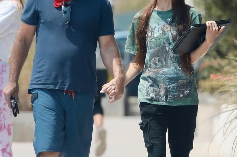 SVI SU MISLILI DA MU JE TO UNUKA DOK NISU POČELI DA SE LJUBE! Glumac smuvao 34 godine mlađu devojku! (FOTO)