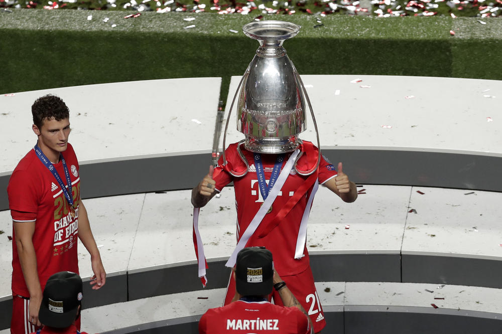 NE NA GLAVU, ZNAŠ LI ŠTA JE S TIM RADIO BINIĆ? Fudbaler Bajerna postao predmet šale među Delijama posle finala LŠ!