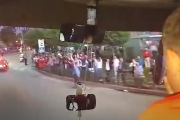 ČIM SU FUDBALERI KROČILI U TIRANU, ODMAH SU NAPADNUTI: Kamen proleteo kroz prozor autobusa sa srpskim igračima!