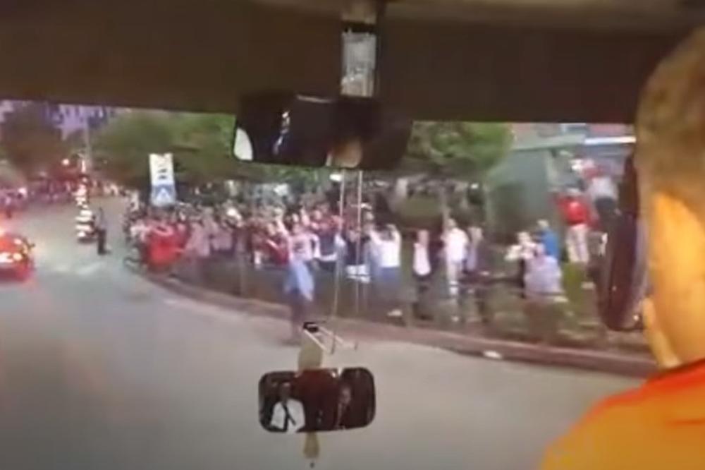ČIM SU FUDBALERI KROČILI U TIRANU, ODMAH SU NAPADNUTI: Kamen proleteo kroz prozor autobusa sa srpskim igračima!