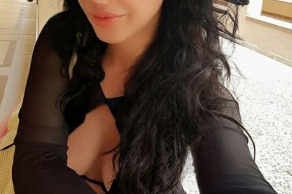 PEVAČICA JEDINA IMA PRIRODNI DEKOLTE, SAD GA I POKAZALA! Zavodi svojim mokrim grudima, na njoj nema trunke plastike