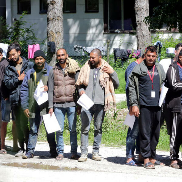 SRBIJA PRVA U EVROPI POČELA SA VAKCINACIJOM MIGRANATA: Danas startuje imunizacija u Krnjači!