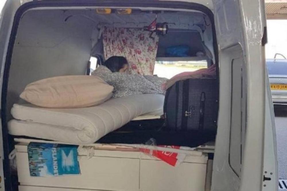 ŽENA PRONAĐENA U KOMODI, STRPALI JE I DRŽALI DOK JE NISU NAŠLI CARINICI NA GRANICI! Zapanjili su se od prizora!