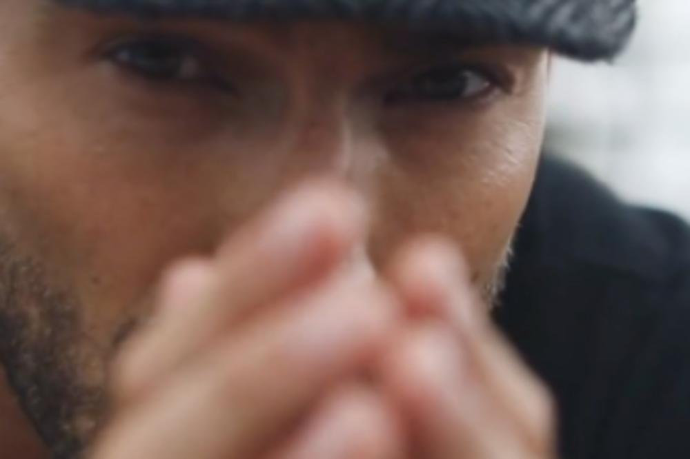 NAJEŽILA MU SE KOSA NA GLAVI POSLE SUSRETA SA PREMINULIM BRATOM: Pevač pokazao modricu od udarca DUHA u rebra