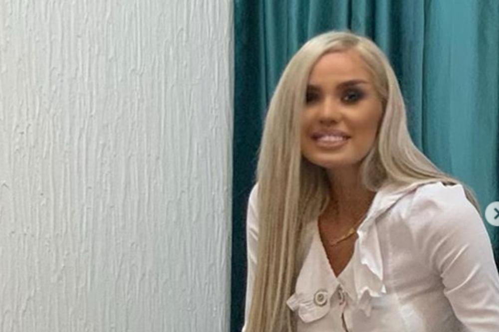 ANI SU PRETILI ALBANCI, A PRATI JE PREKO 100.000 LJUDI! Kada vidite njene slike, biće vam jasno i zašto! (VIDEO)