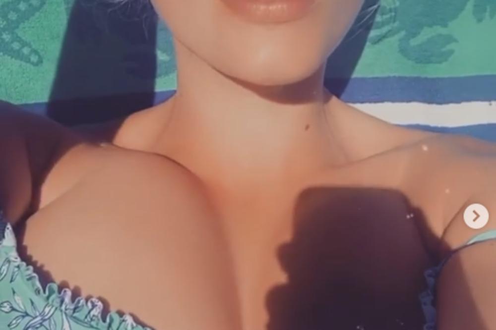 PEVAČICA JE NEDAVNO RODILA I DRUGO DETE, A SADA DOMINIRA! Skinula se, pokazala g*zu, a prirodne grudi pale do pola