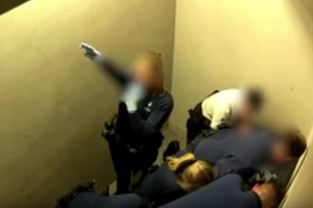 AU, ISPLIVAO JE MNOGO SKANDALOZAN SNIMAK: Policajci MUČILI momka pa SALUTIRALI Hitleru, NIJE PREŽIVEO (VIDEO)