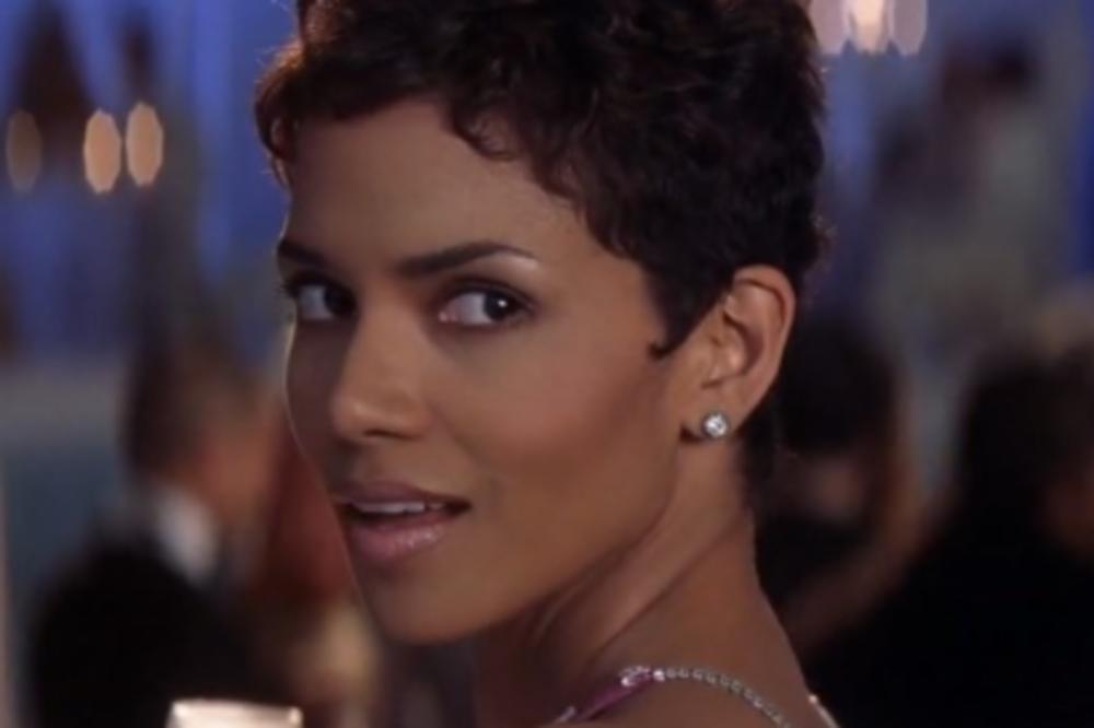 SVE GLUMICE SE OPERIŠU, ALI NE I ONA: Hali Beri otkrila tajnu dobrog izgleda sa 54 godine, trik za lepotice