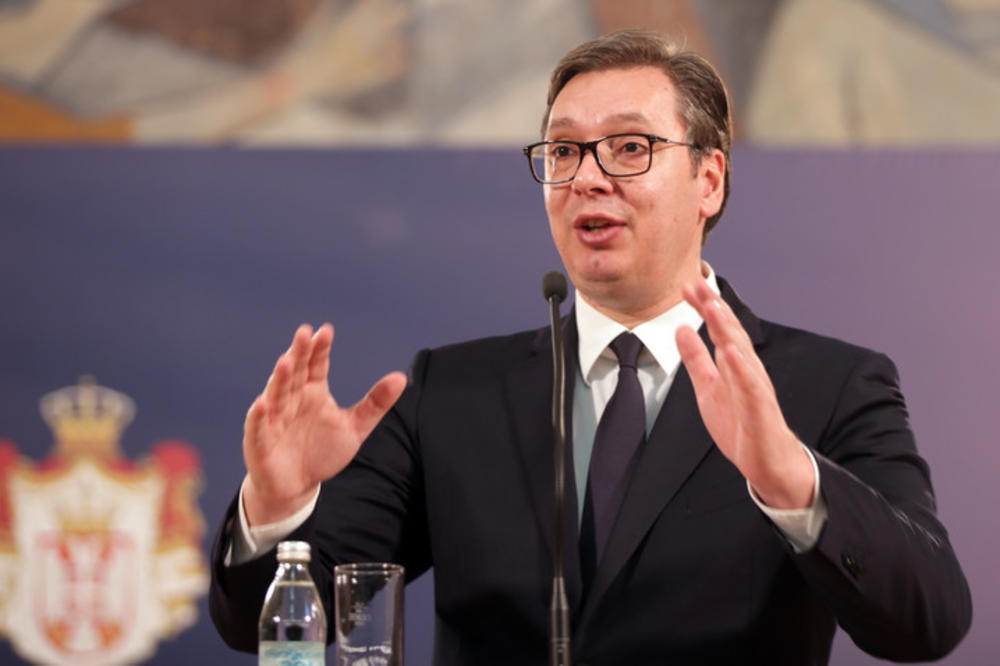 VUČIĆ POKAZAO UGOVORE IZ 2008. I 2009. GODINE: Telekom nateran da finansira Velikog brata, svaki ugovor milionski!