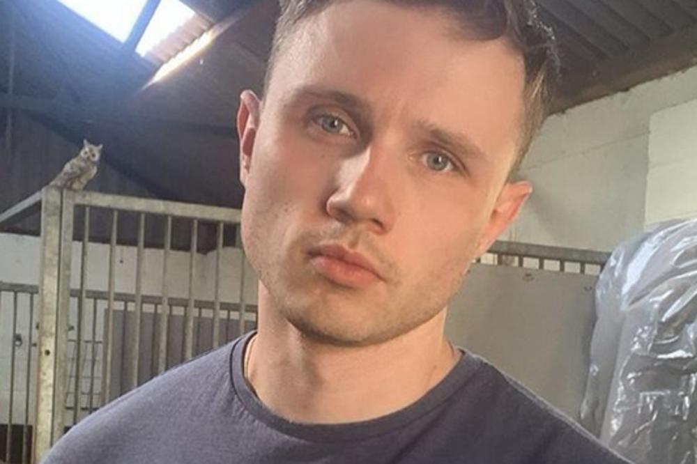 ON SE KRIJE IZA PROFILA BOGATA DECA INTERNETA: Bio je toliko siromašan da je s majkom delio krevet, a sad...