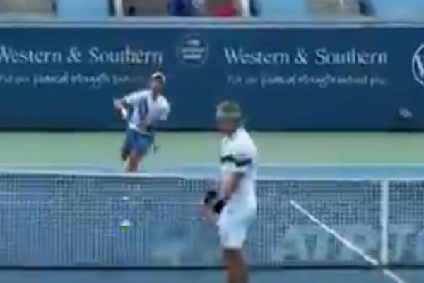 KOLIKO JE SAMO JAK! Đoković projektilo izbio rivalu reket iz ruke!