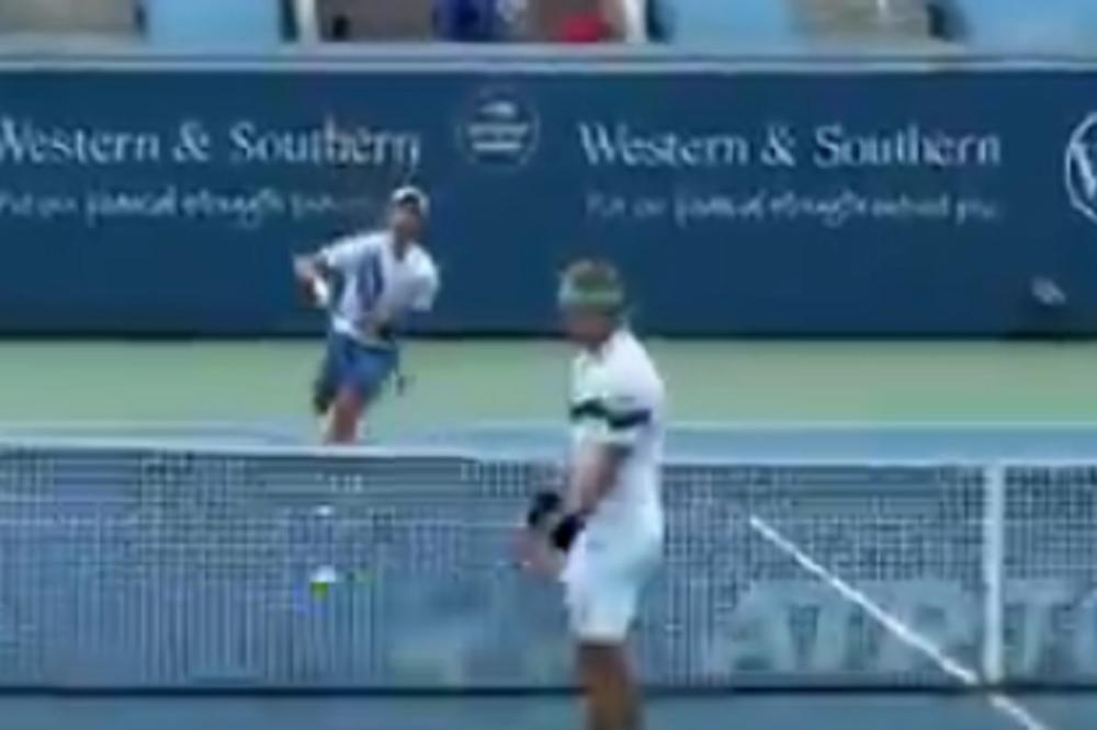 KOLIKO JE SAMO JAK! Đoković projektilo izbio rivalu reket iz ruke!