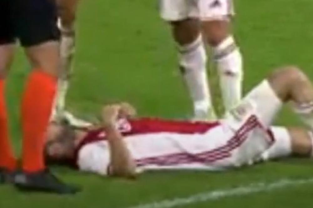 DRAMA NA UTAKMICI AJAKSA: Tadićev slavni saigrač se samo srušio na travu i uhvatio za grudi! (VIDEO)