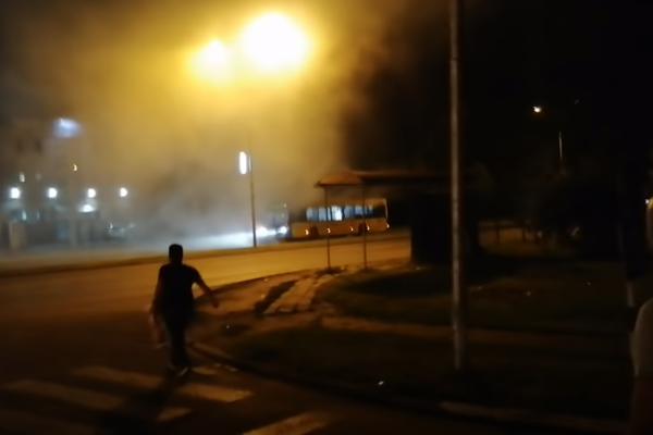 GLEDAJTE SAMO KAKAV SU HAOS HULIGANI PRAVILI U NOVOM SADU: Izboli mladića, pa bakljom palili autobus (VIDEO)