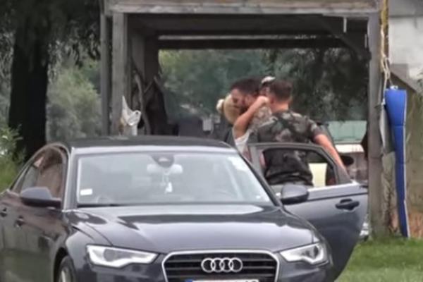 O NJEGOVOM BEKSTVU SU PISALI SVETSKI MEDIJI... On je sada viđen u zagrljaju bivše zadrugarke! (FOTO)