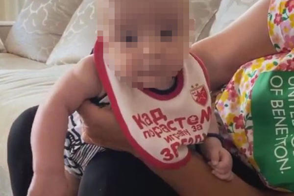 DOK ONA ČUVA MALOG ŽELJKA RAŽNATOVIĆA, SVI BULJE U PORTIKLU! Zbog jednog detalja ostali su IZNENAĐENI! (FOTO)