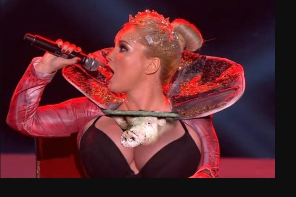 MAJA NIKOLIĆ ULETELA U SVINJAC I UZELA PRASE! Stavila ga na ogromne grudi, pa ga mazila i grlila! (FOTO)