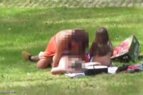 OVI RODITELJI SU IMALI JAVNI SE*S PRED DETETOM USRED PARKA: Nažalost, to nije ono NAJGORE! POGLEDAJTE ŠTA ŽENA RADI