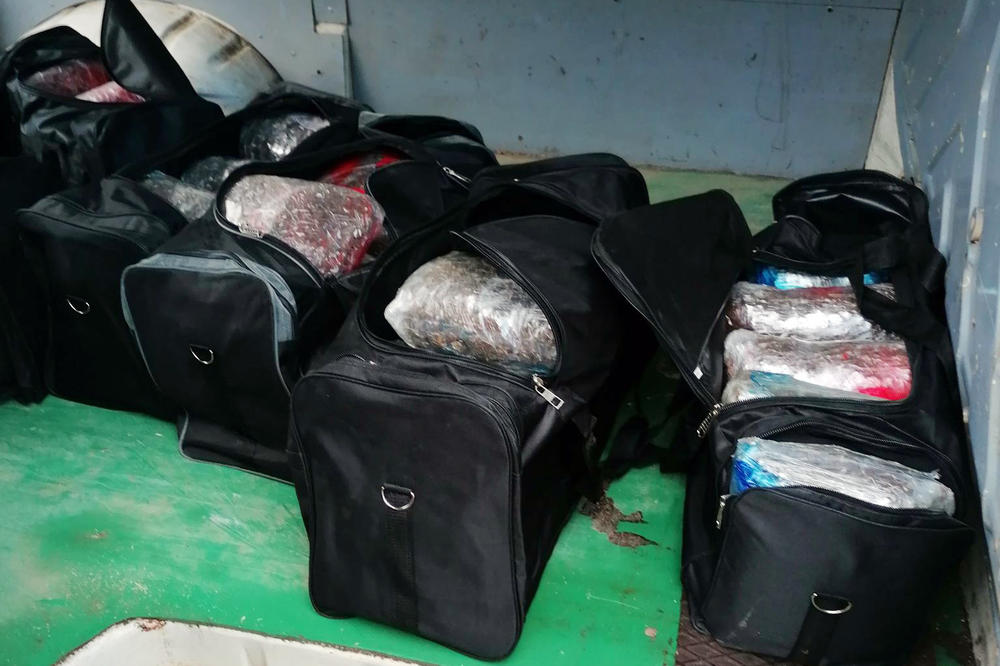 CARINICI SU SE ZAPREPASTILI ŠTA SU PRONAŠLI U OVIM CRNIM PUTNIM TORBAMA: Ovo se ne viđa svakog dana! (FOTO)