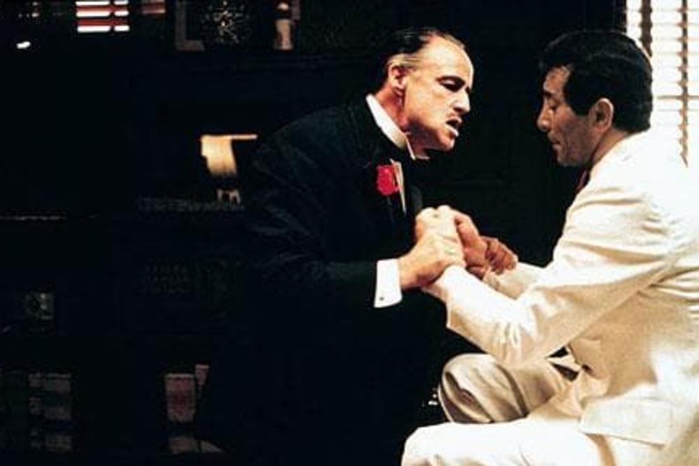 SVI ZNAMO SCENU SA KONJSKOM GLAVOM IZ FILMA KUM - Pevač Al Martino dobio je ulogu u tom filmu upravo na taj način