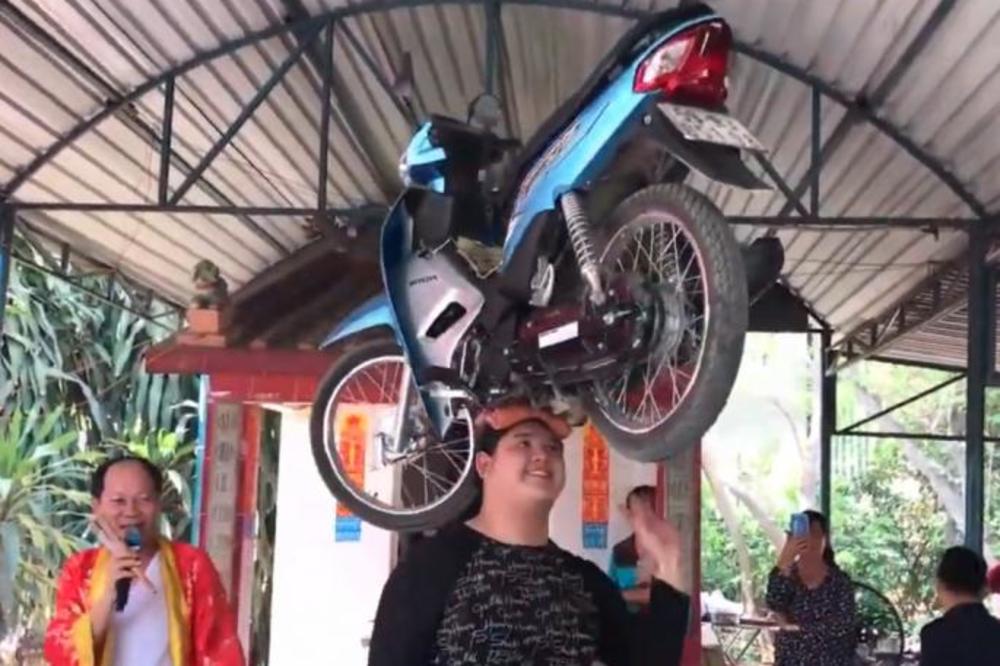 SUPER ŽENA IZ VIJETNAMA: Mnogi snažni muškarci joj zavide! Stavila MOTOR NA GLAVU, zatim magično zaplesala (VIDEO)