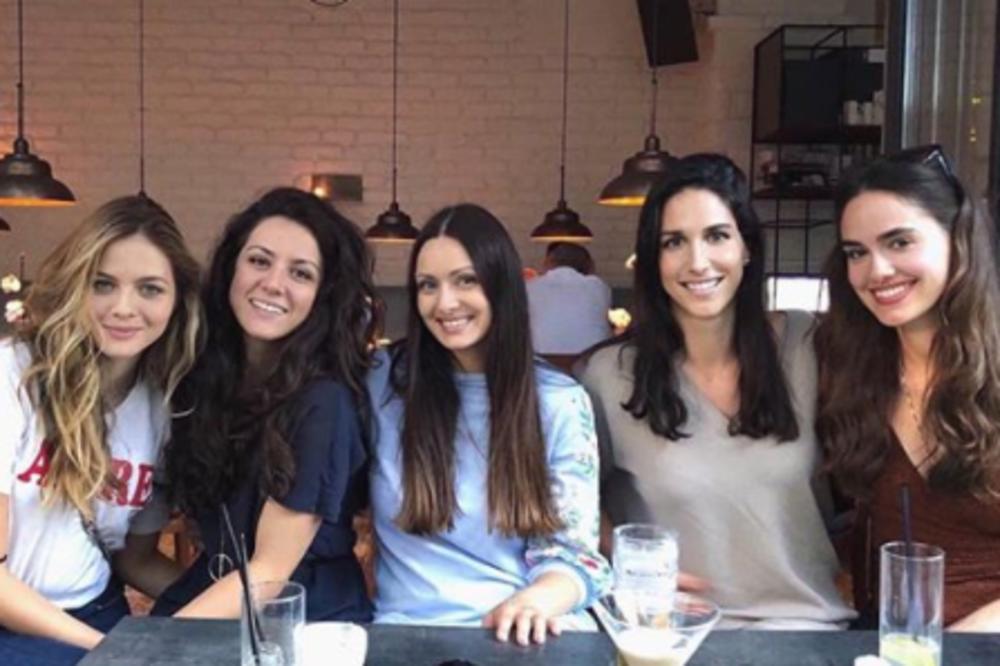 SASTALE SE SRPSKE GLUMICE, A U JEDNO TRENUTKU JE KRENUO HAOS ZBOG OVIH ŽENA! Pometnja prava, a Jelisaveta trudna