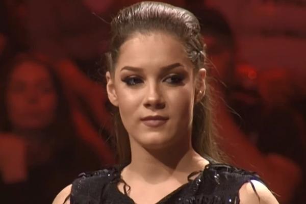 BILA JE NAJVEĆA KONKURENCIJA DŽEJLI U GRANDU I PRAVA LEPOTA: Sada nosi TEGLE na očima, ovakva je s naočarima za vid