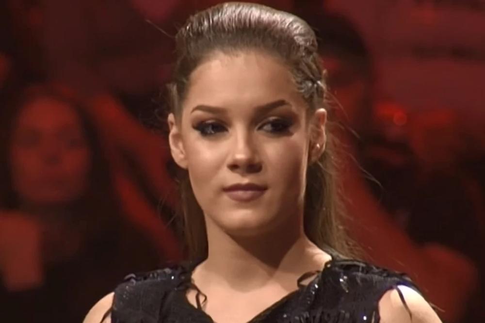 BILA JE NAJVEĆA KONKURENCIJA DŽEJLI U GRANDU I PRAVA LEPOTA: Sada nosi TEGLE na očima, ovakva je s naočarima za vid